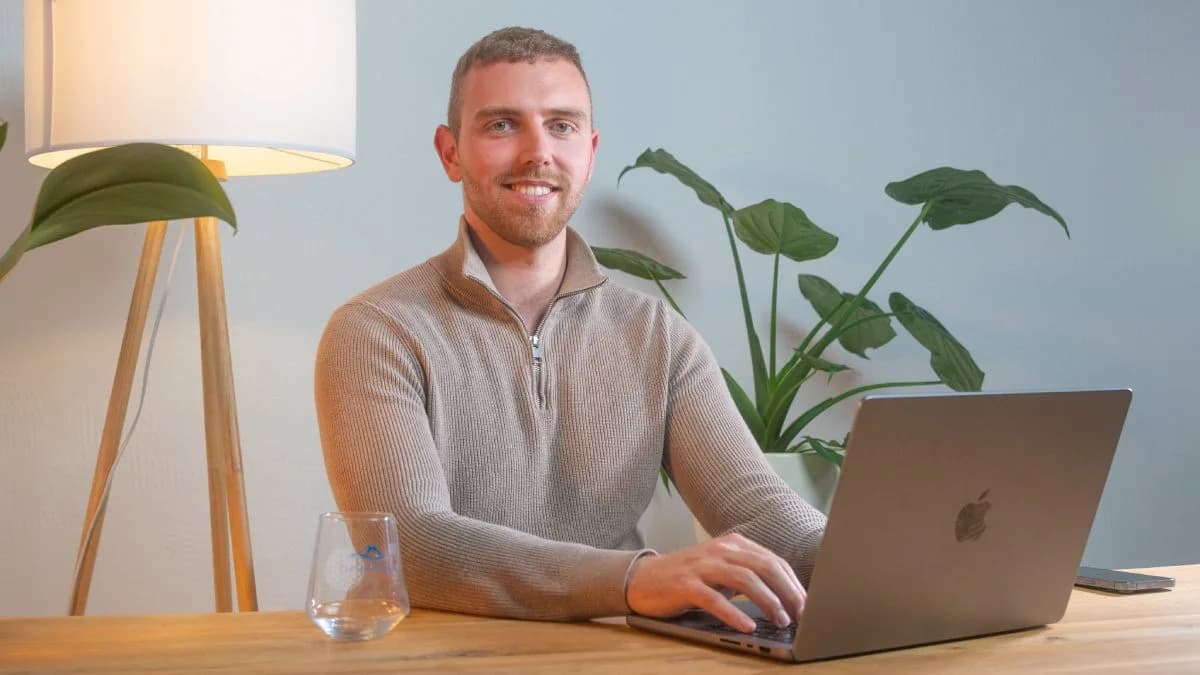 Tom Cattarius von Arktisquelle am Schreibtisch mit Laptop