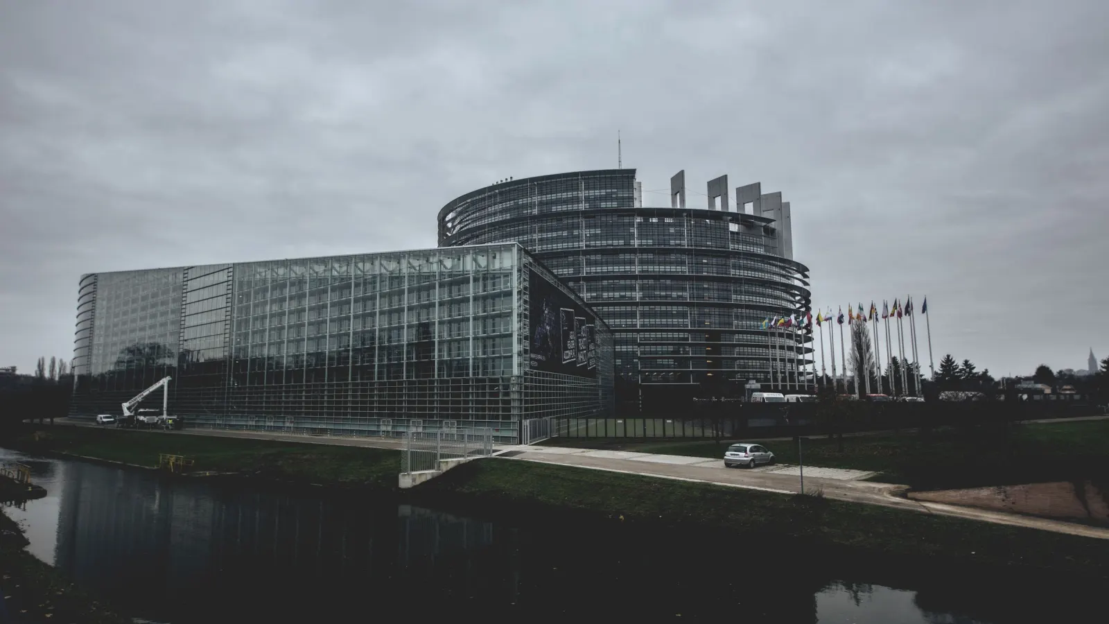 Das Gebäude des Europäischen Parlaments in Straßburg an einem bedeckten Tag — Symbolbild für die Geltungsstufen der KI-Verordnung