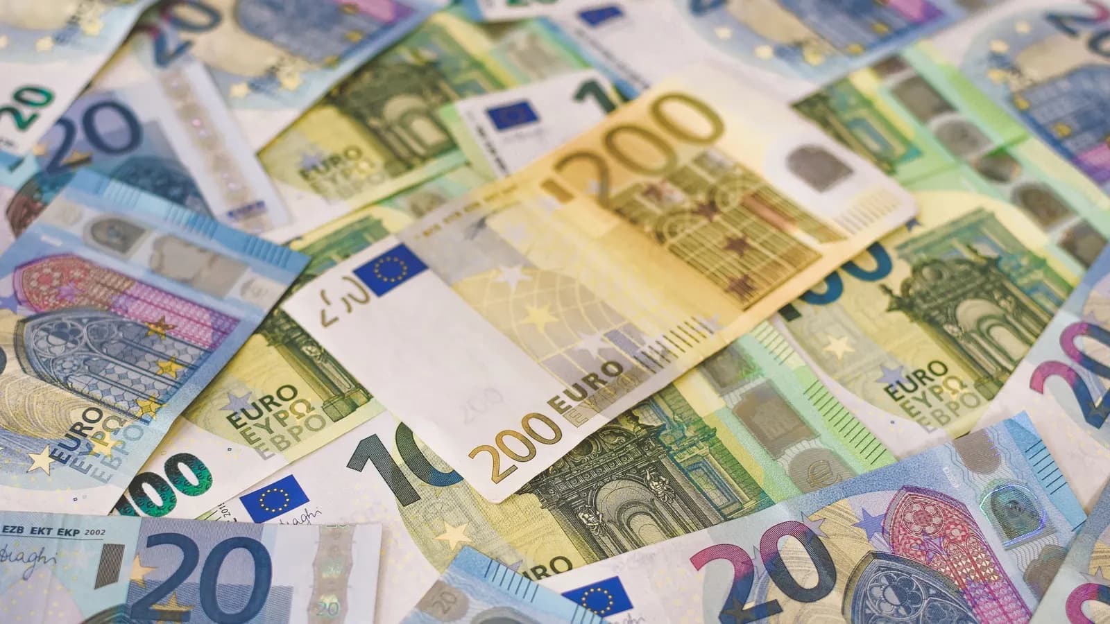 Spread-out euro banknotes — an image for fines under the German VerpackDG
