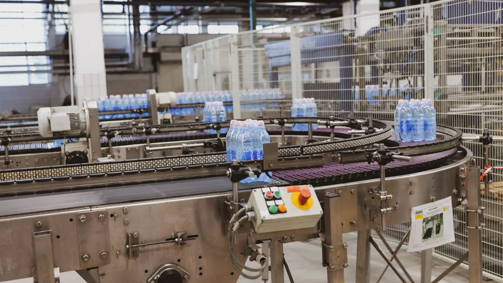 Abfülllinie im Werk — Produktdaten entstehen dort, wo produziert wird