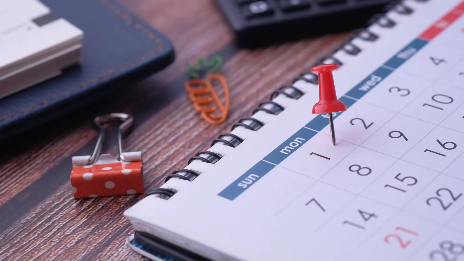 Rote Pinnnadel in einem Tischkalender — Sinnbild für die Registrierungsfristen nach dem VerpackDG