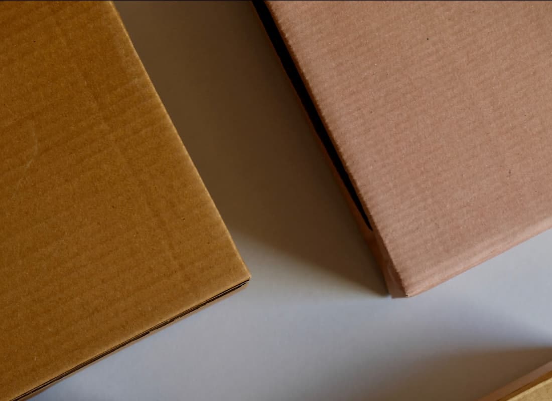 Verpackung mit Kennzeichnung und QR-Code als Symbol für die PPWR-Kennzeichnungspflichten nach Art. 12