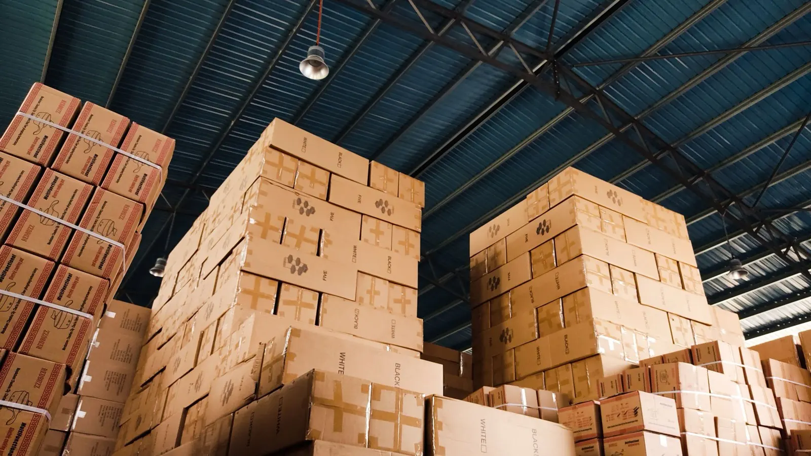 Gestapelte Verpackungskartons in einem Lager als Sinnbild für Altbestände unter der PPWR