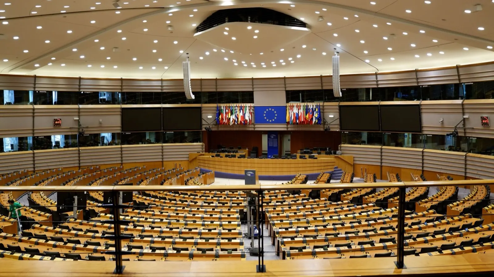 Leerer Plenarsaal in Brüssel — Sinnbild für die stockende PPWR-Durchsetzung