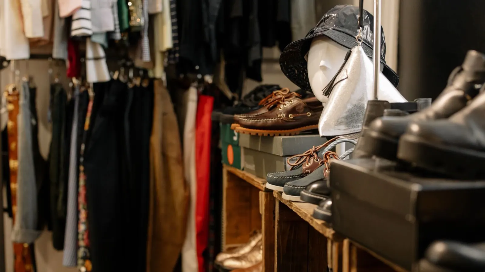 Ladenfläche mit Schuhen und Bekleidung — Verpackungspflichten im Modehandel