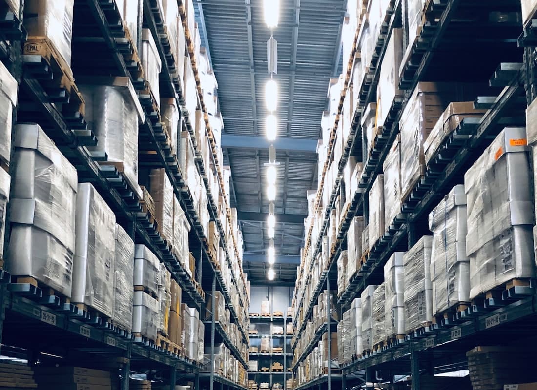 Verpackungen und Kartons in einem Lager