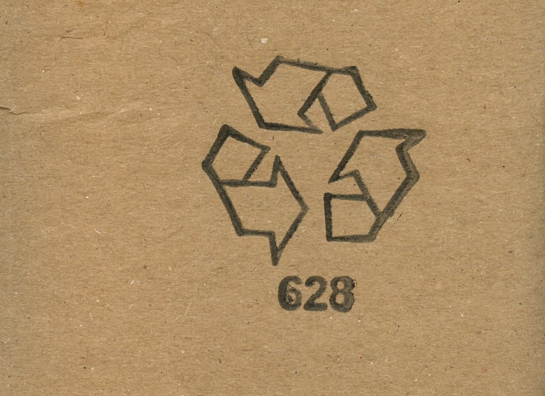 Recycling-Symbol auf einer Kartonverpackung
