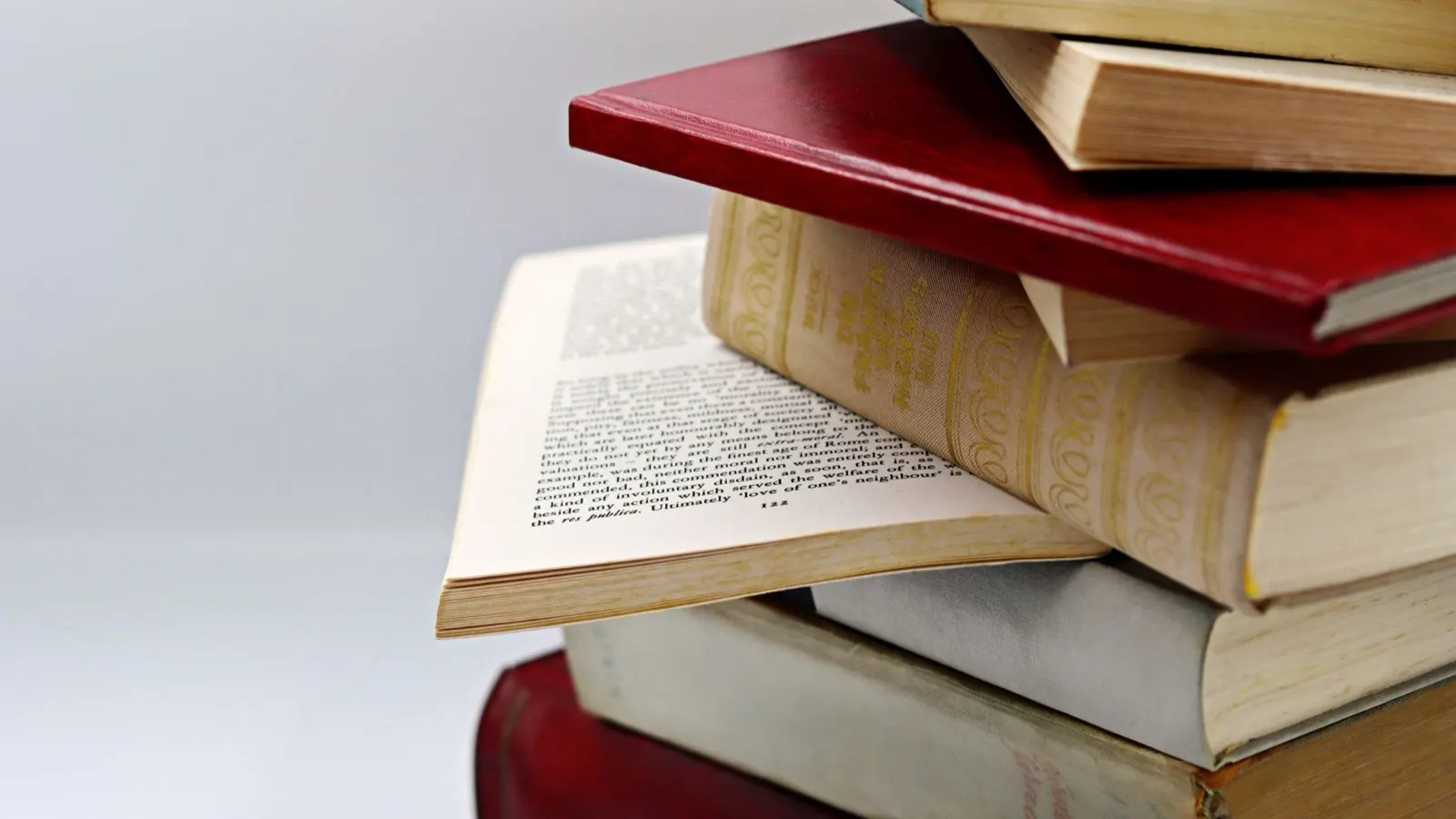 Gestapelte Gesetzbücher — nationales VerpackG neben der EU-Verordnung