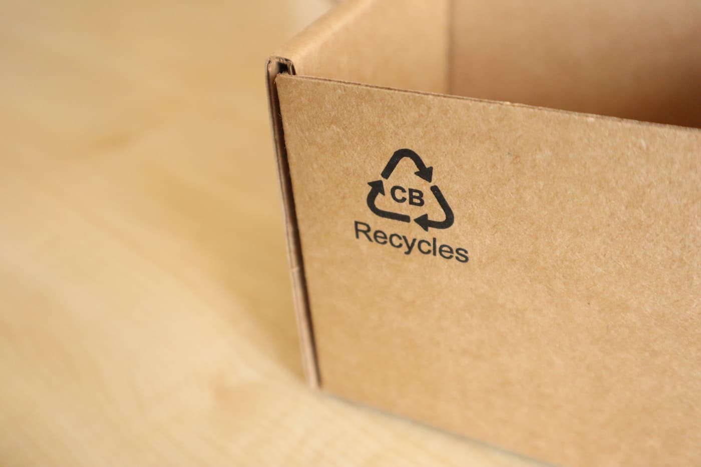 Karton mit Recycling-Kennzeichnung — Verpackungen brauchen ab 2026 Konformitätsnachweise